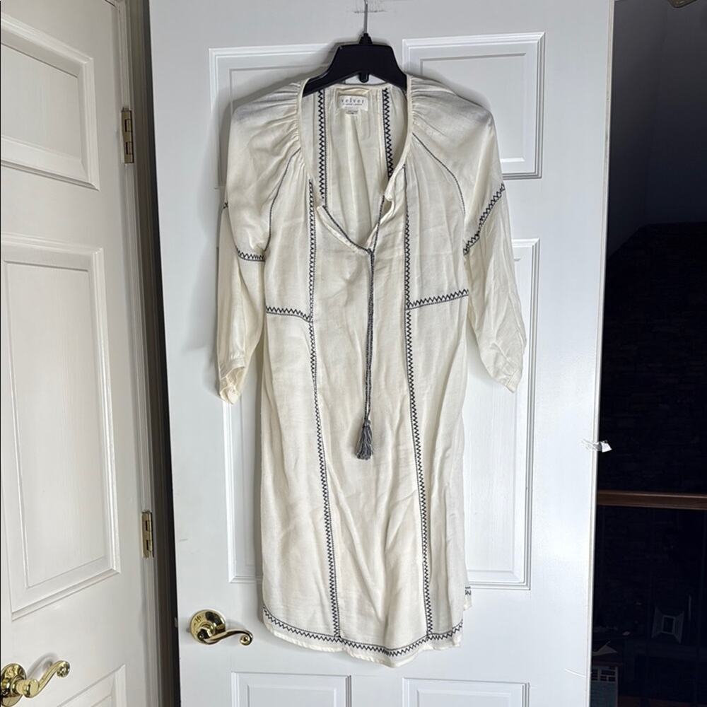 Velvet by Graham & Spencer Cream Dress with Black Accents.  Xs